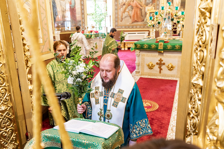 Божественная литургия и вечерня с чтением коленопреклонных молитв в Троицком кафедральном соборе Подольска